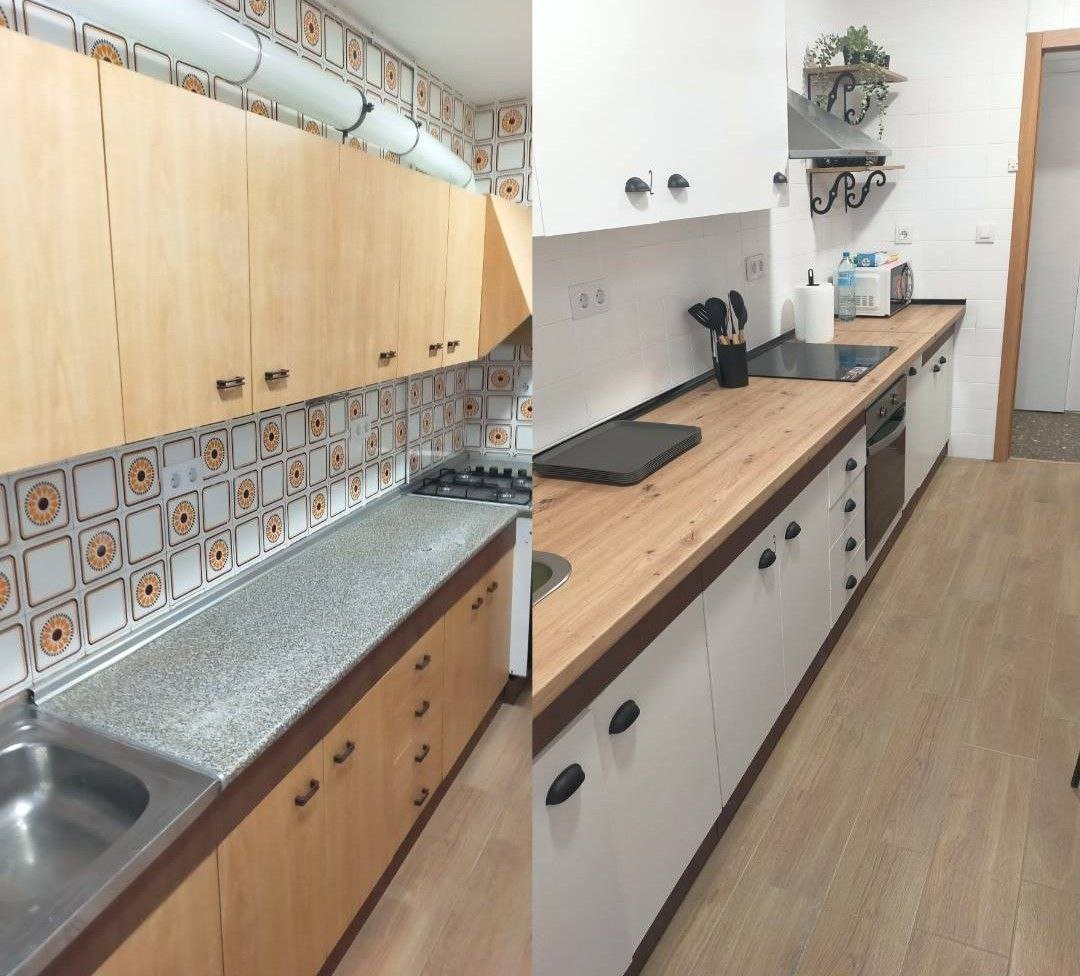 Cocina antes y después de la reforma de AlbaRoom en un piso de Albacete