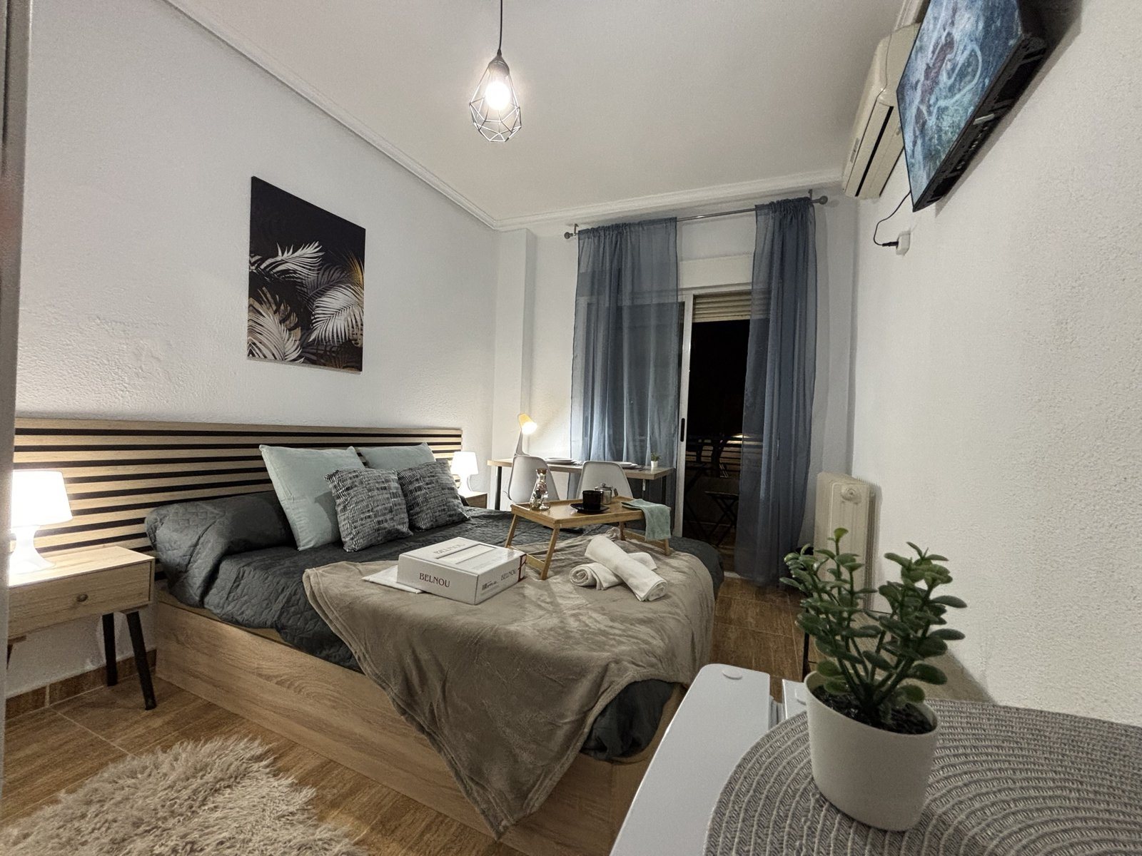 Habitación en alquiler en Albacete con cama doble y escritorio