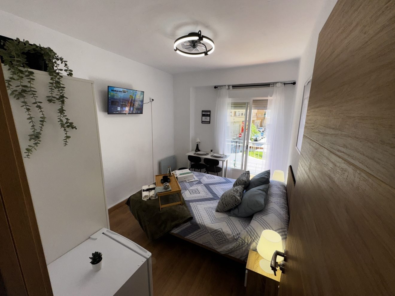 Habitación en alquiler en Albacete con balcón y televisión