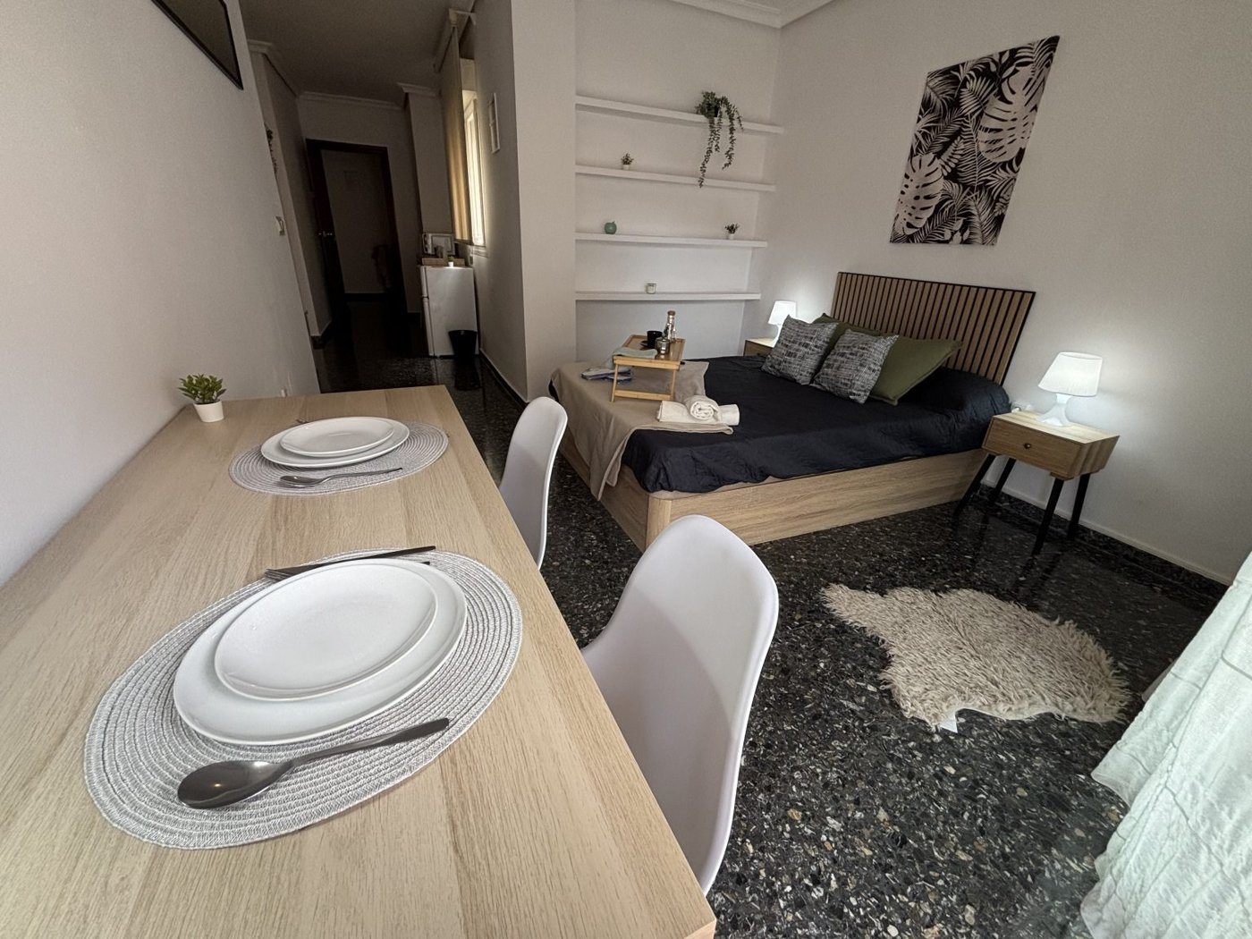 Habitación amplia en alquiler en Albacete con mesa