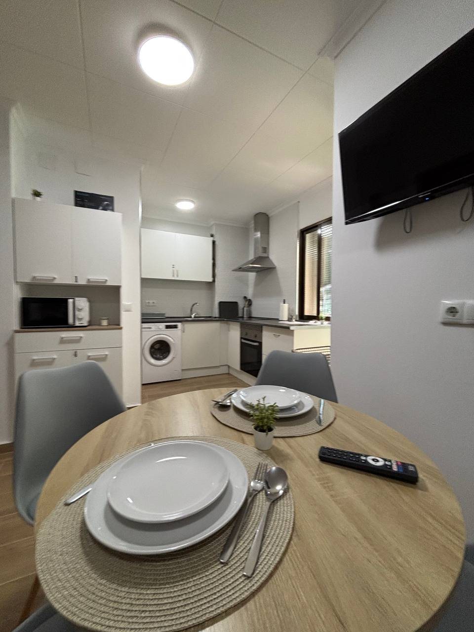 Salón comedor con cocina abierta en vivienda gestionada por AlbaRoom